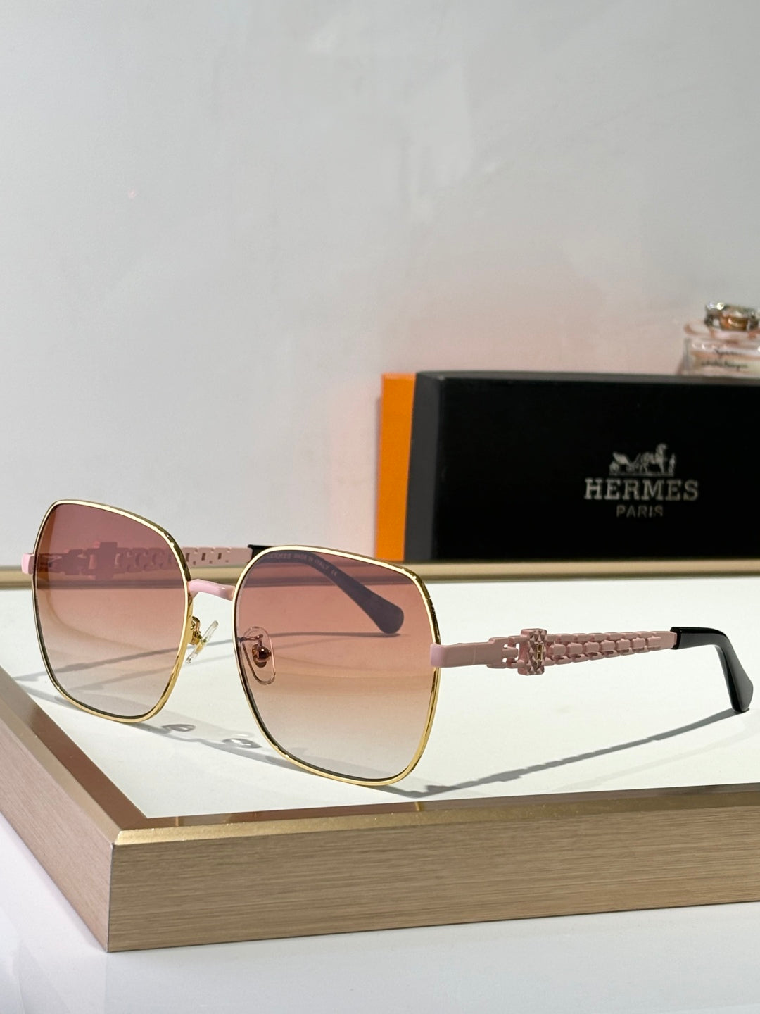 New trendy classic  lightweight and comfortable sunglasses