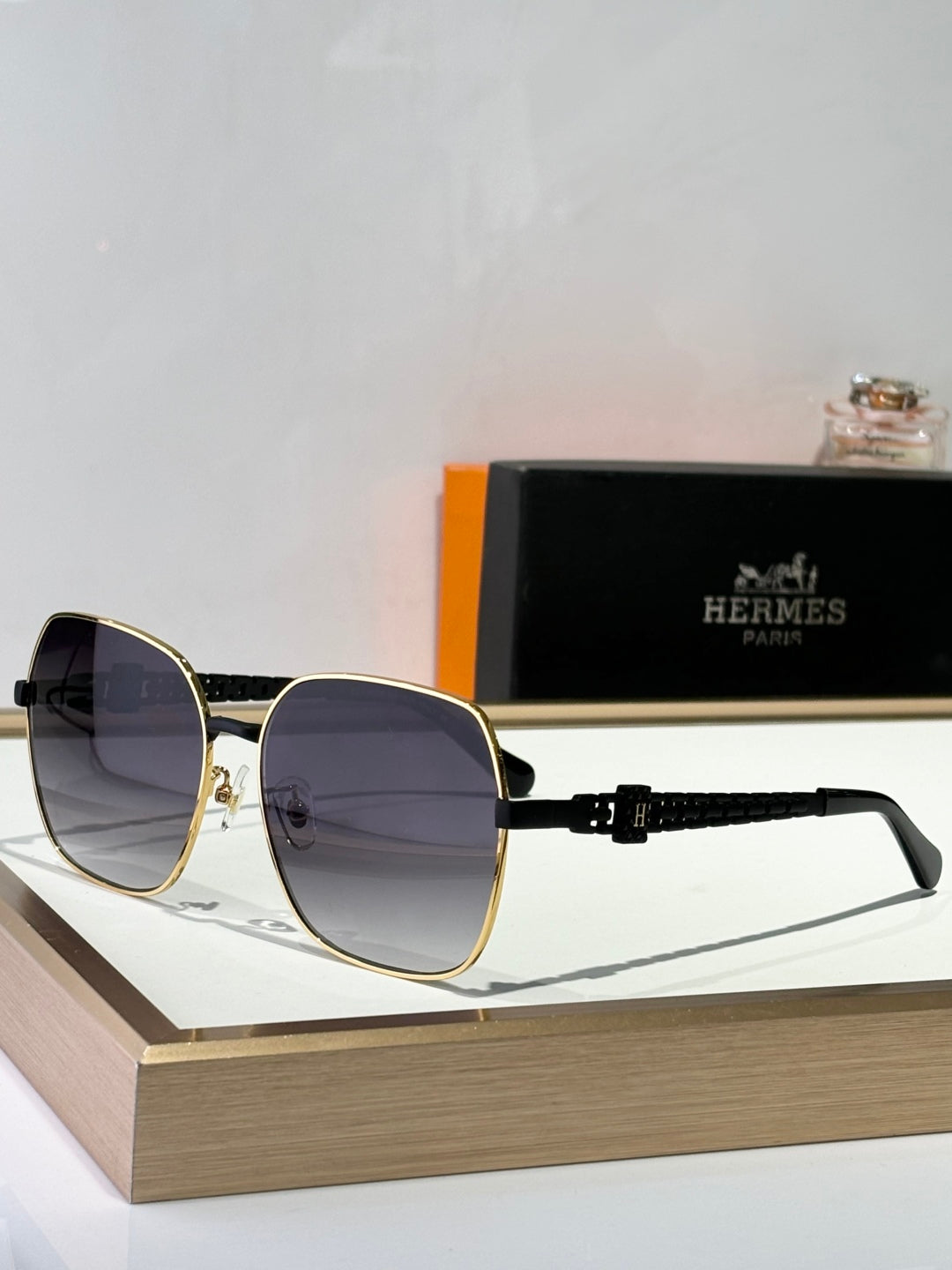 New trendy classic  lightweight and comfortable sunglasses