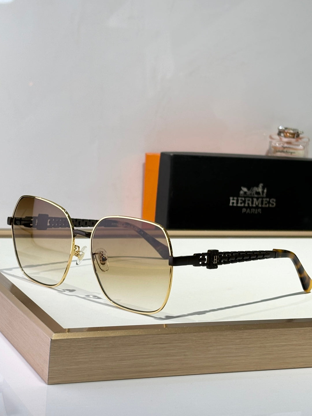New trendy classic  lightweight and comfortable sunglasses