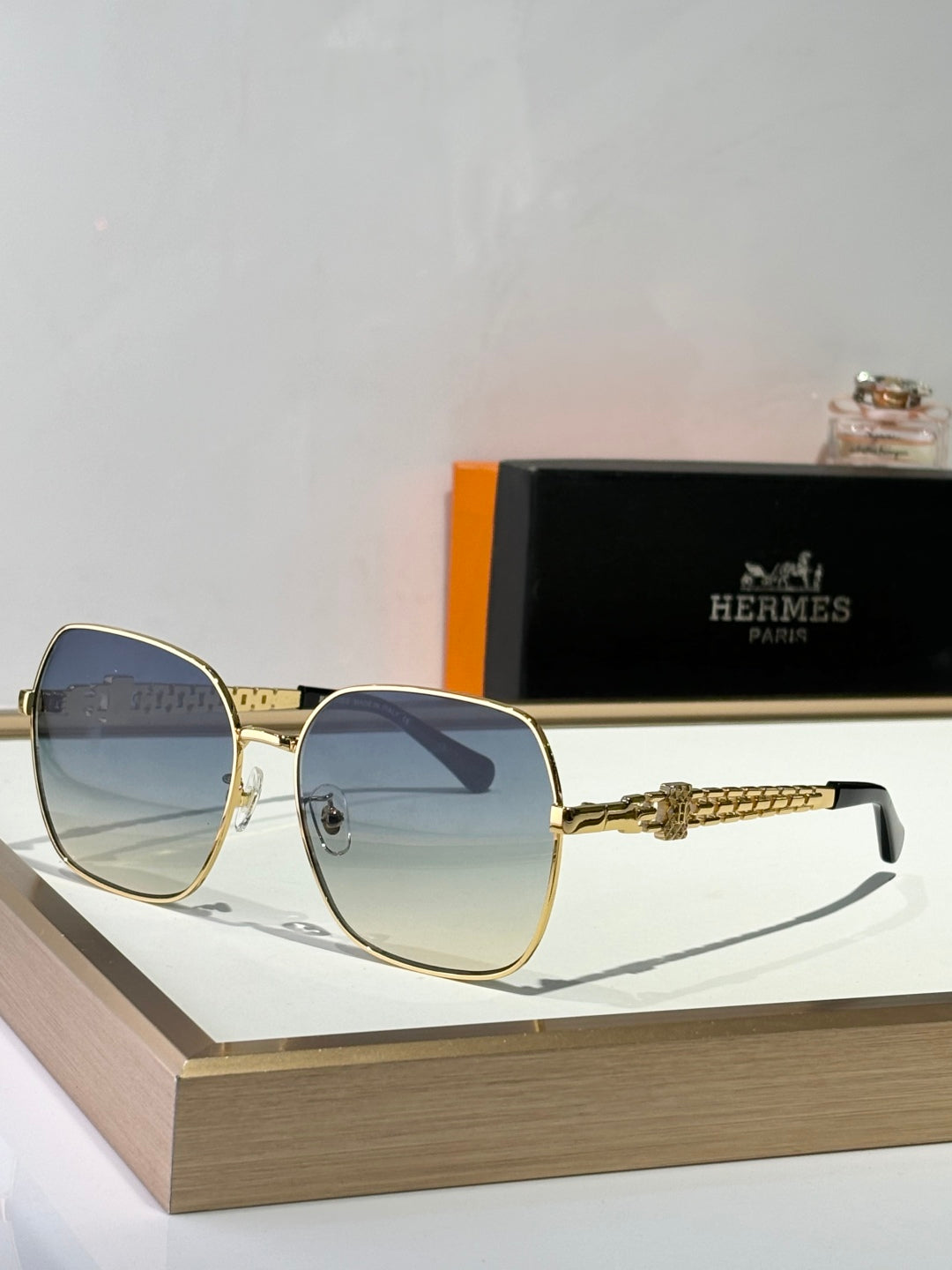 New trendy classic  lightweight and comfortable sunglasses