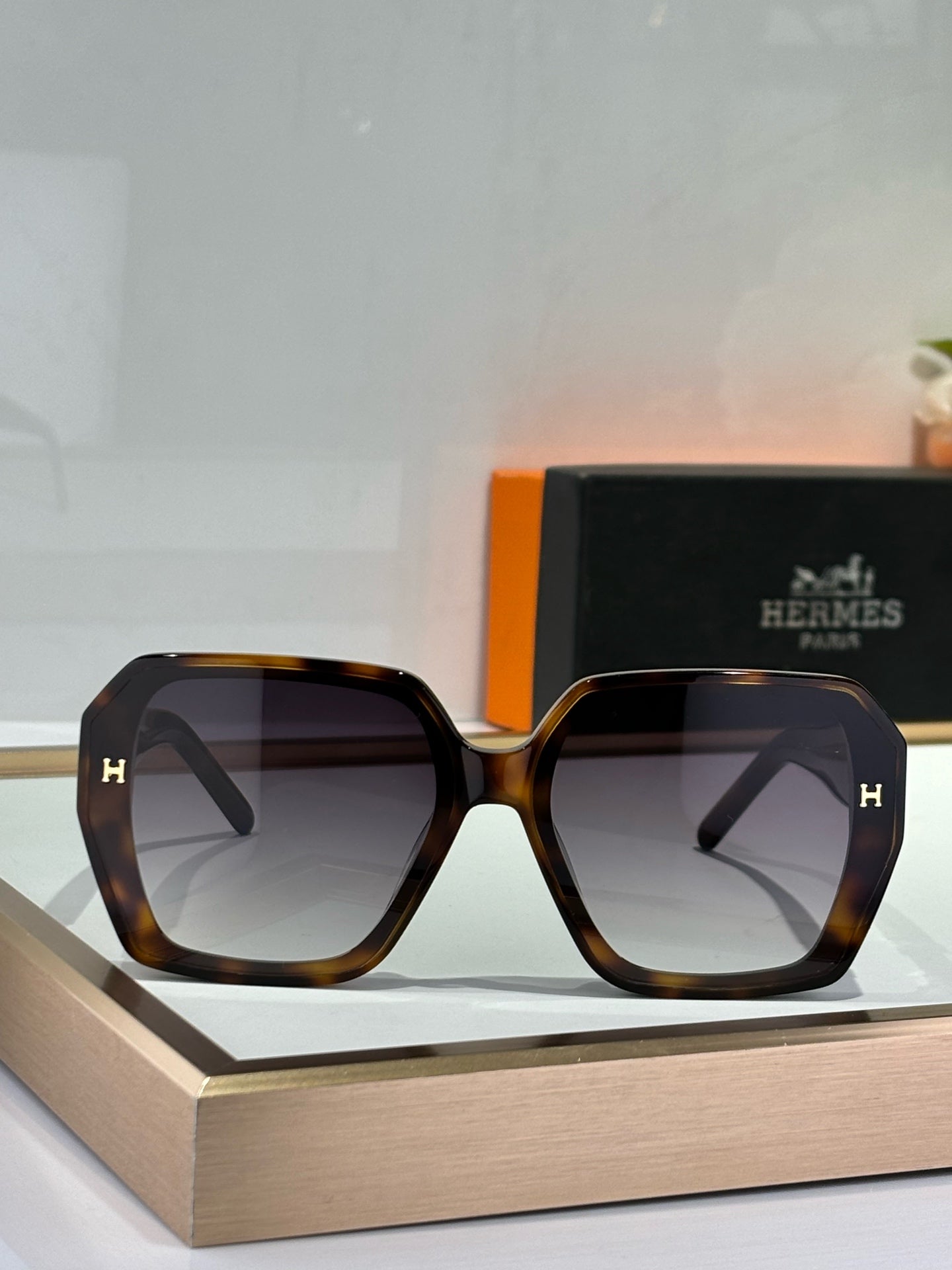 New trendy classic  lightweight and comfortable sunglasses