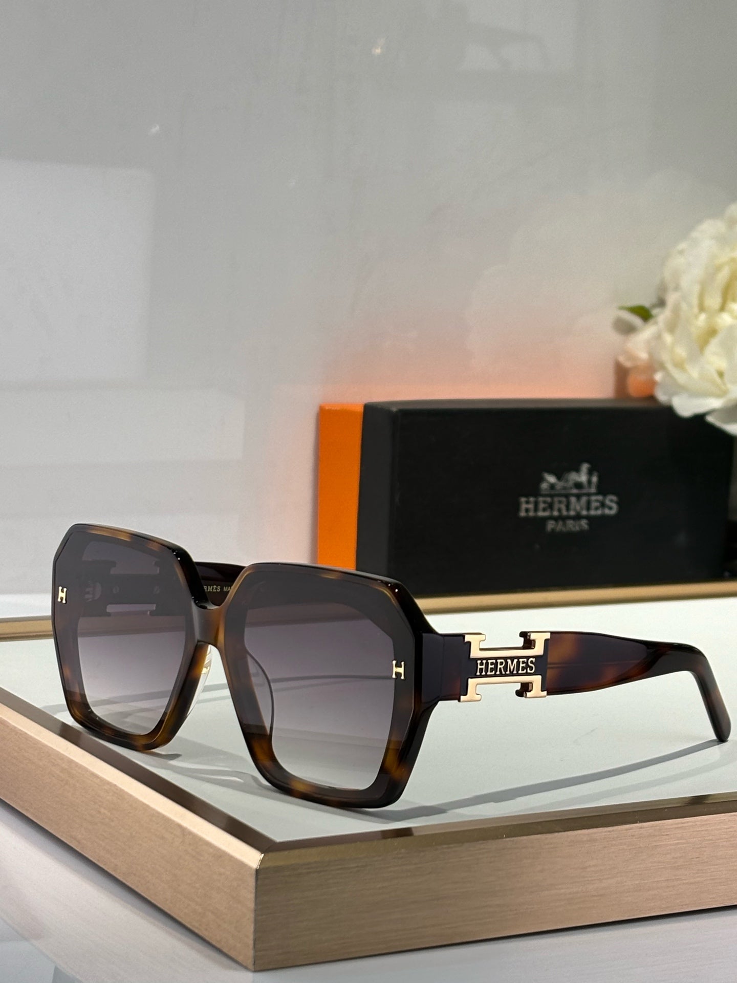New trendy classic  lightweight and comfortable sunglasses