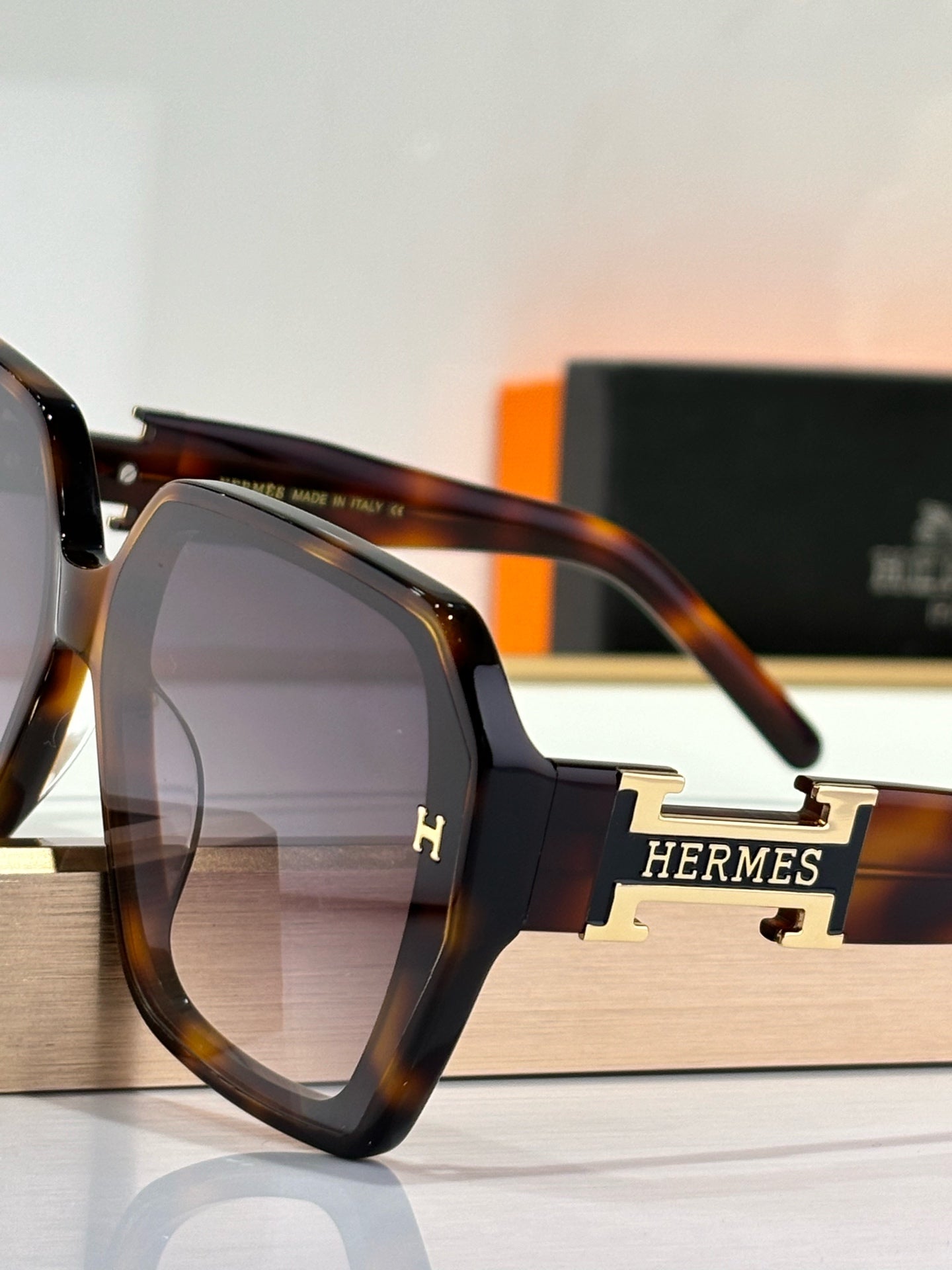 New trendy classic  lightweight and comfortable sunglasses
