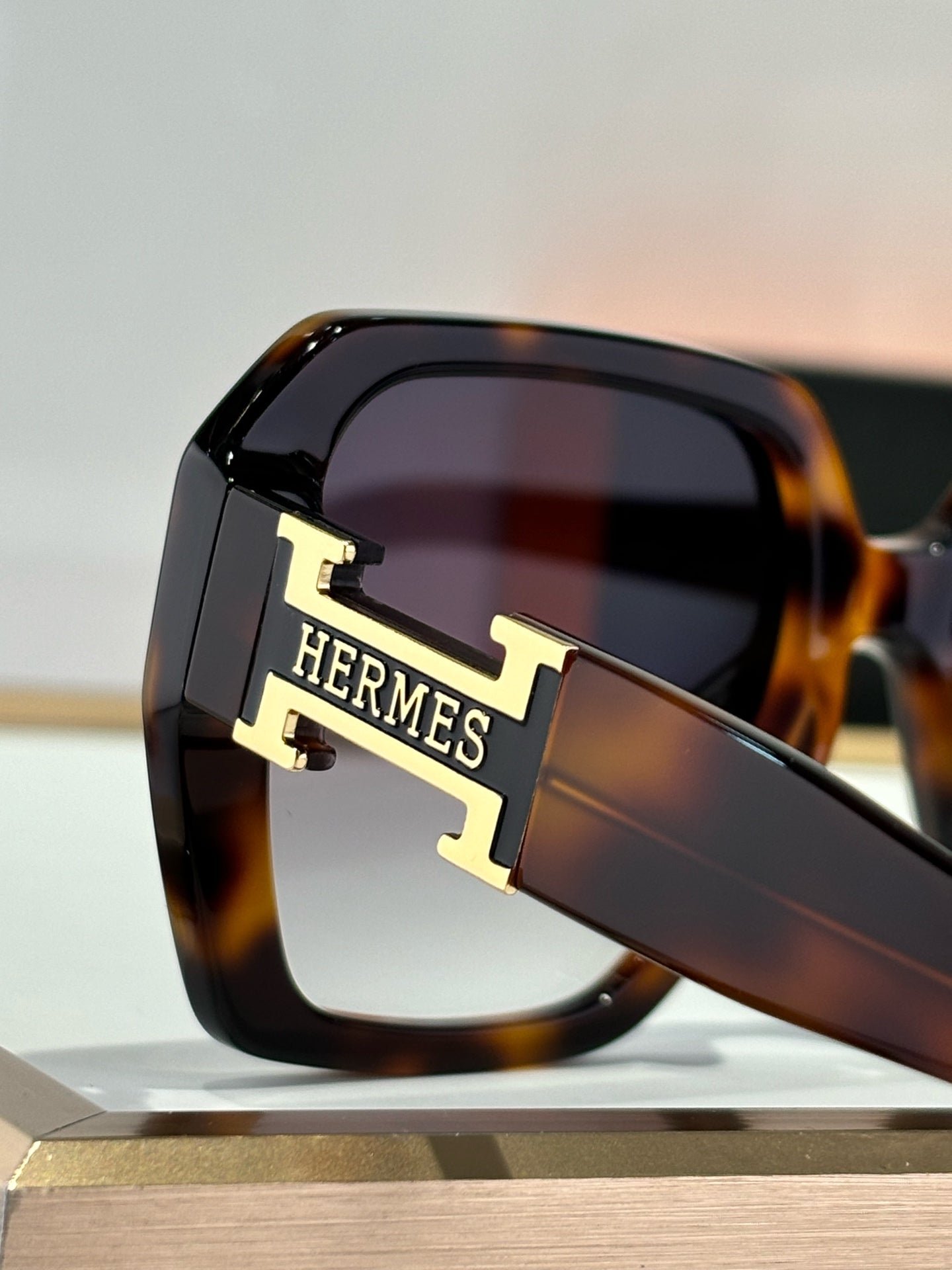 New trendy classic  lightweight and comfortable sunglasses