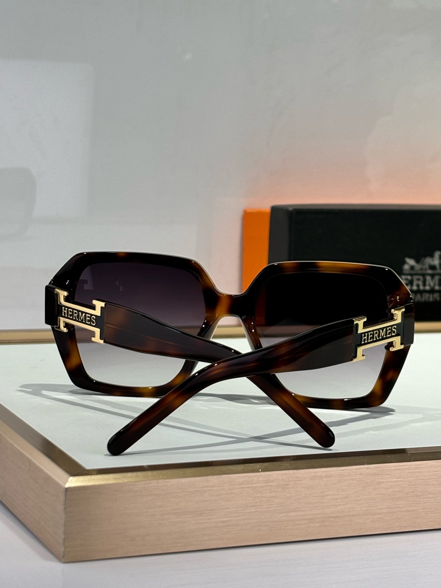 New trendy classic  lightweight and comfortable sunglasses