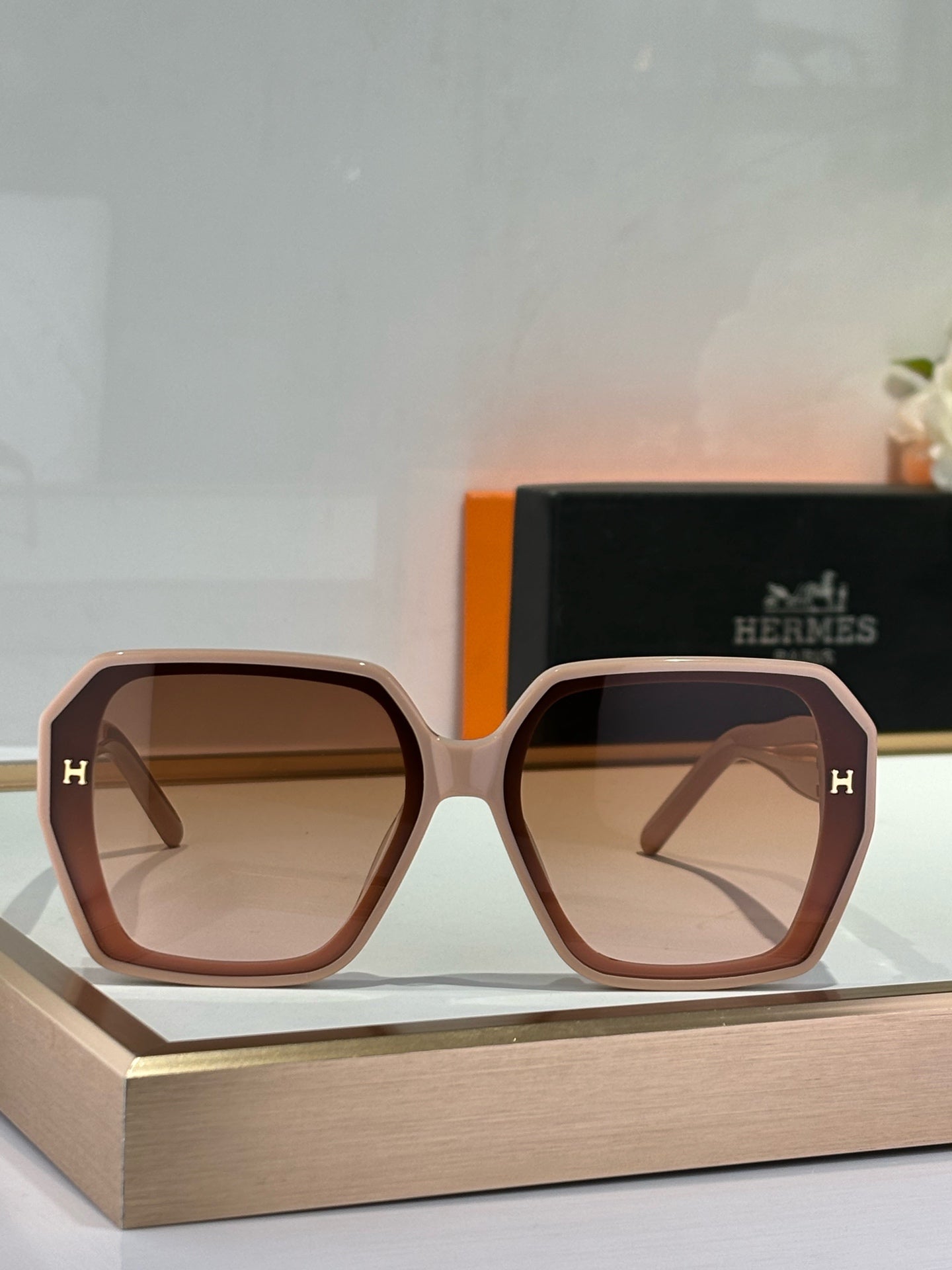 New trendy classic  lightweight and comfortable sunglasses