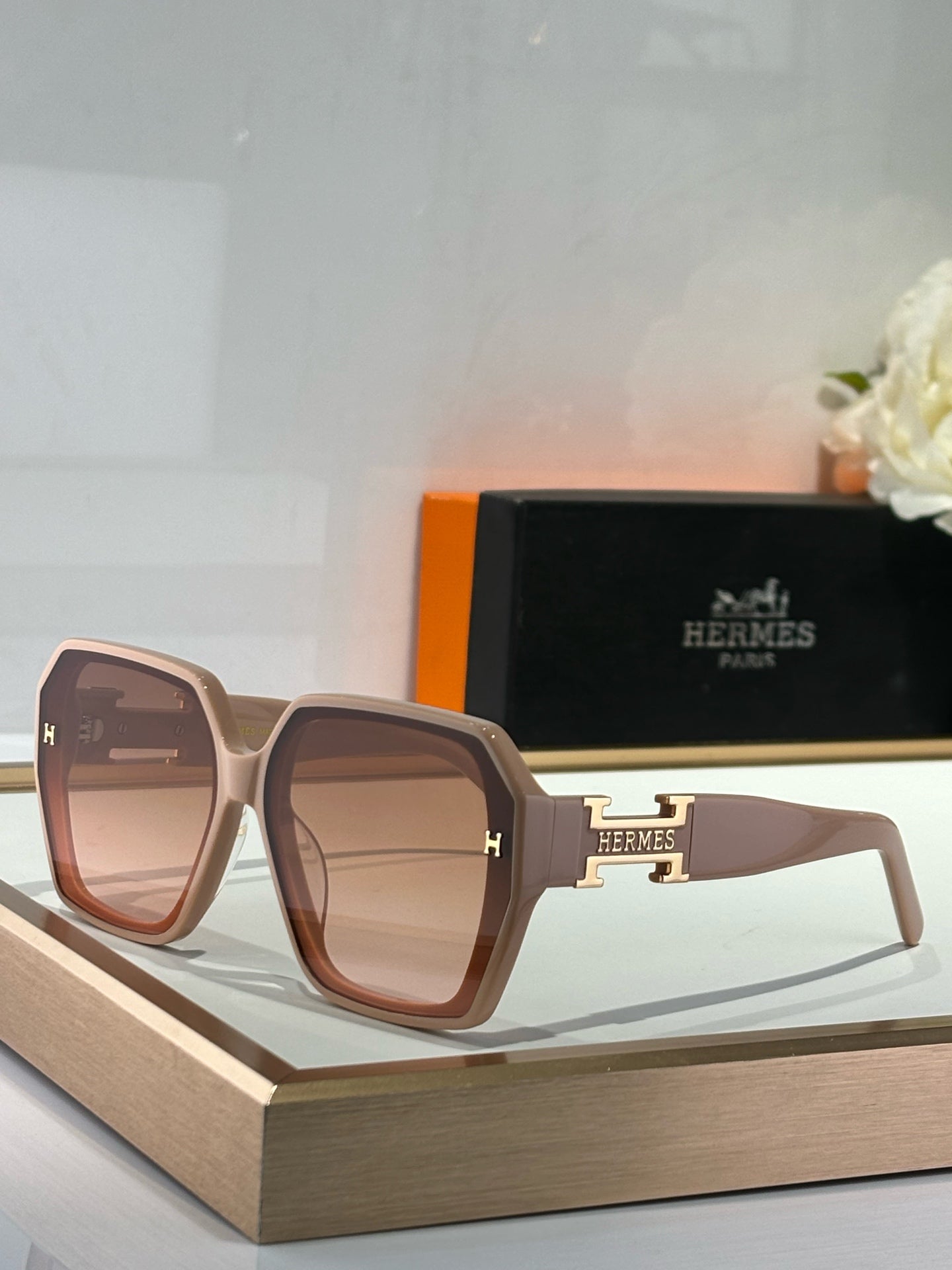 New trendy classic  lightweight and comfortable sunglasses