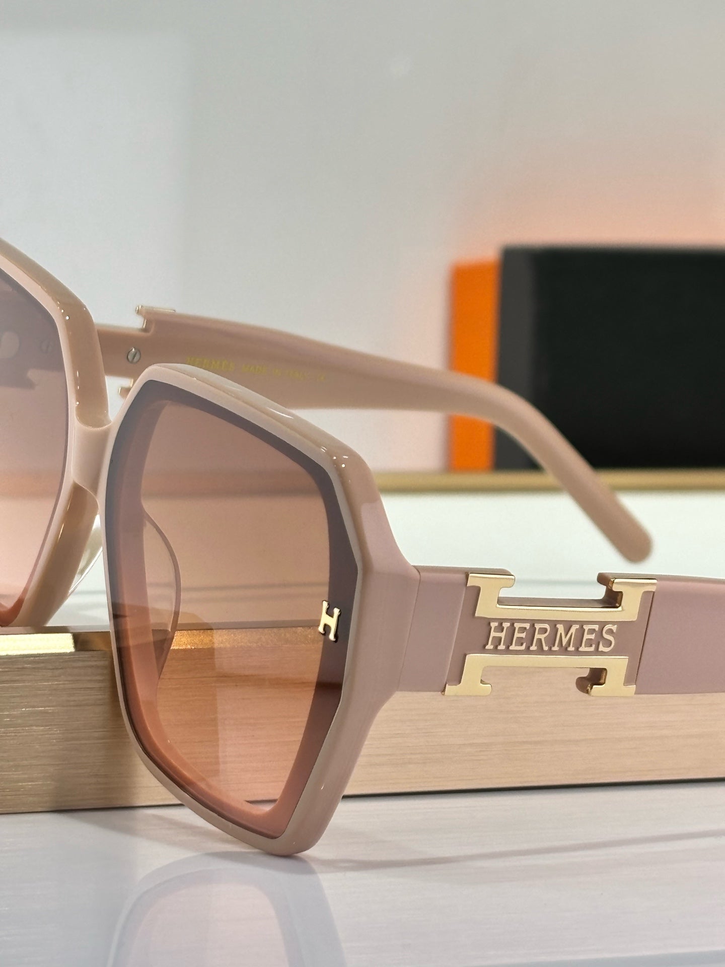 New trendy classic  lightweight and comfortable sunglasses
