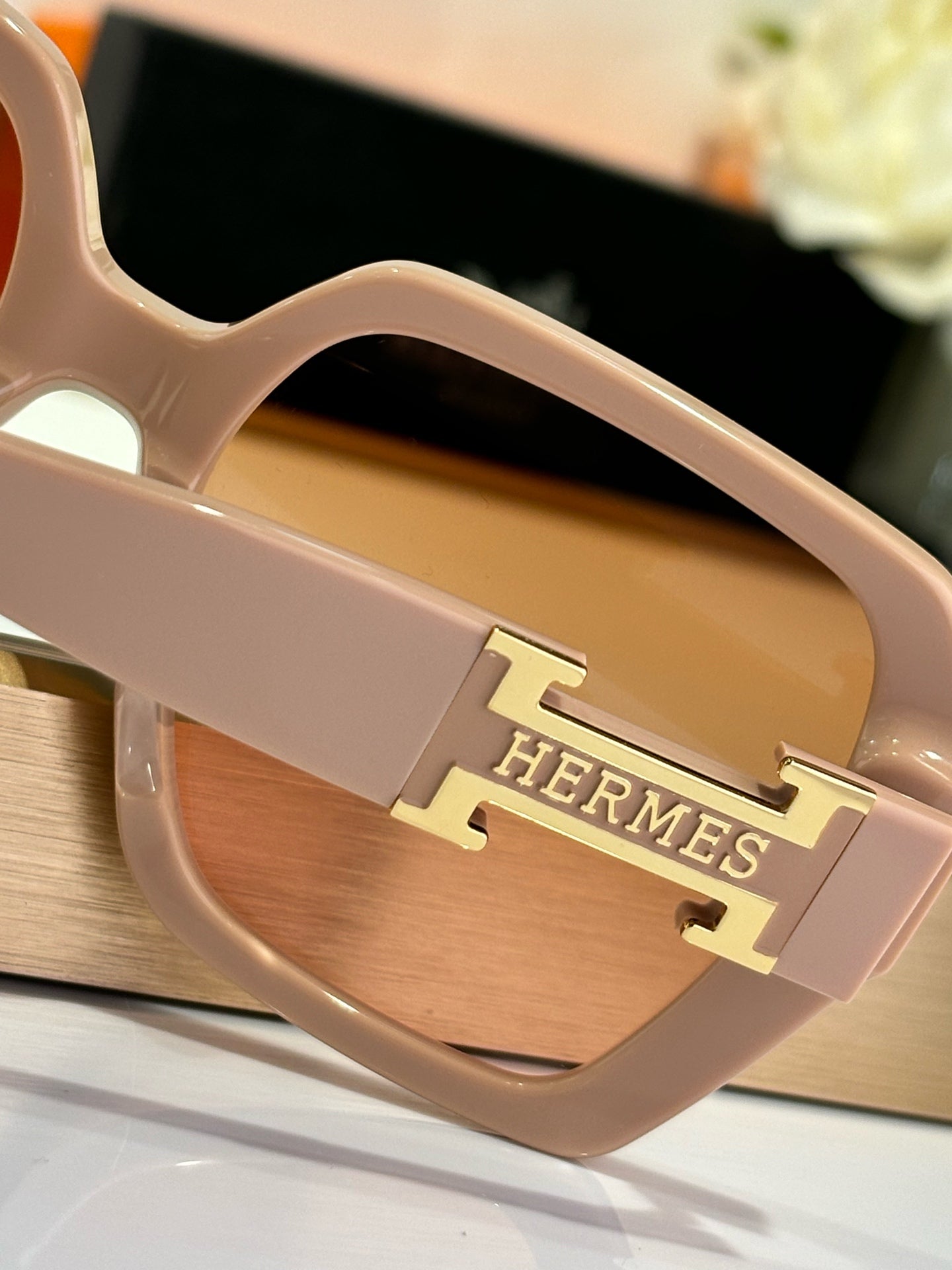 New trendy classic  lightweight and comfortable sunglasses
