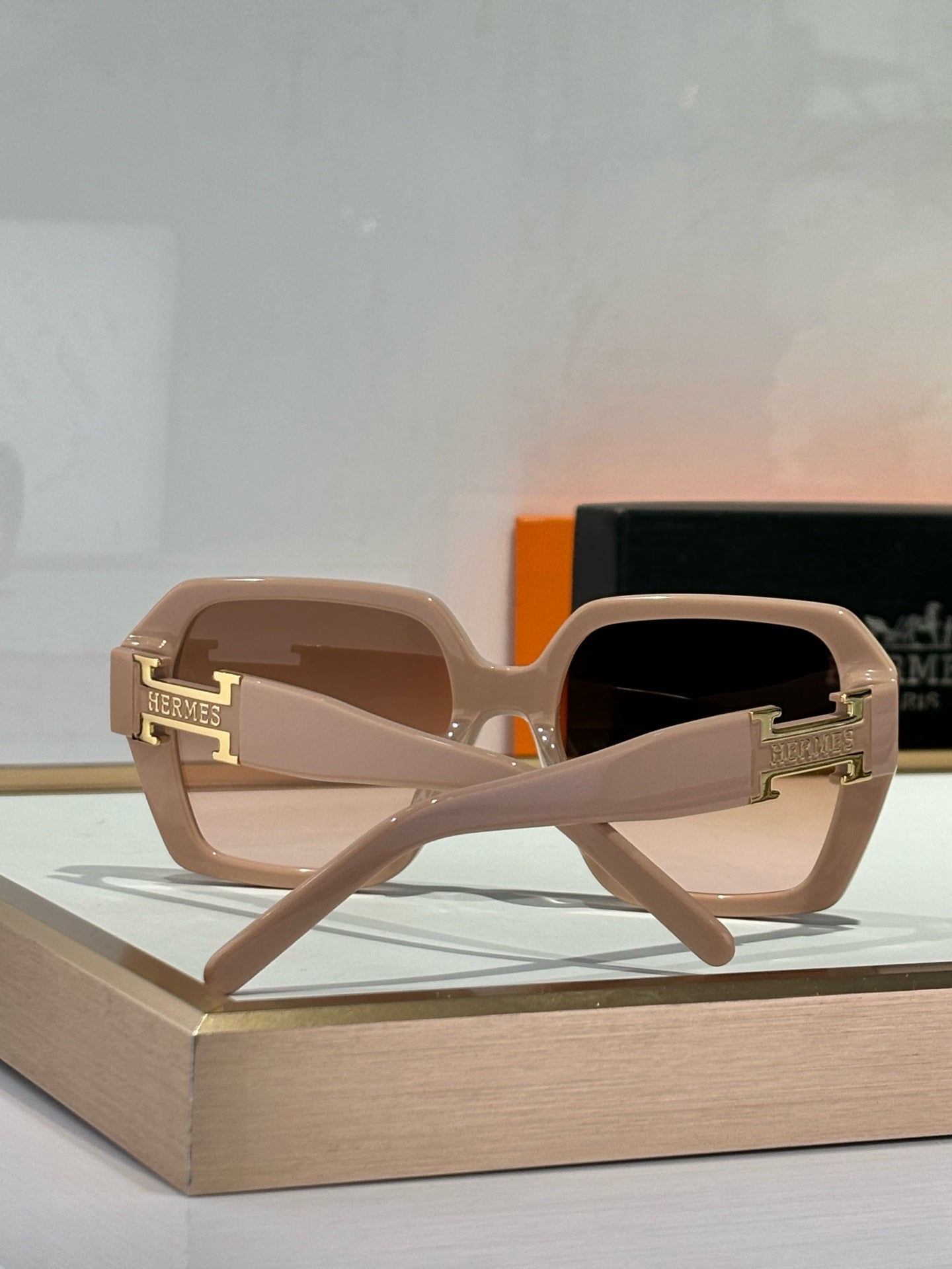 New trendy classic  lightweight and comfortable sunglasses