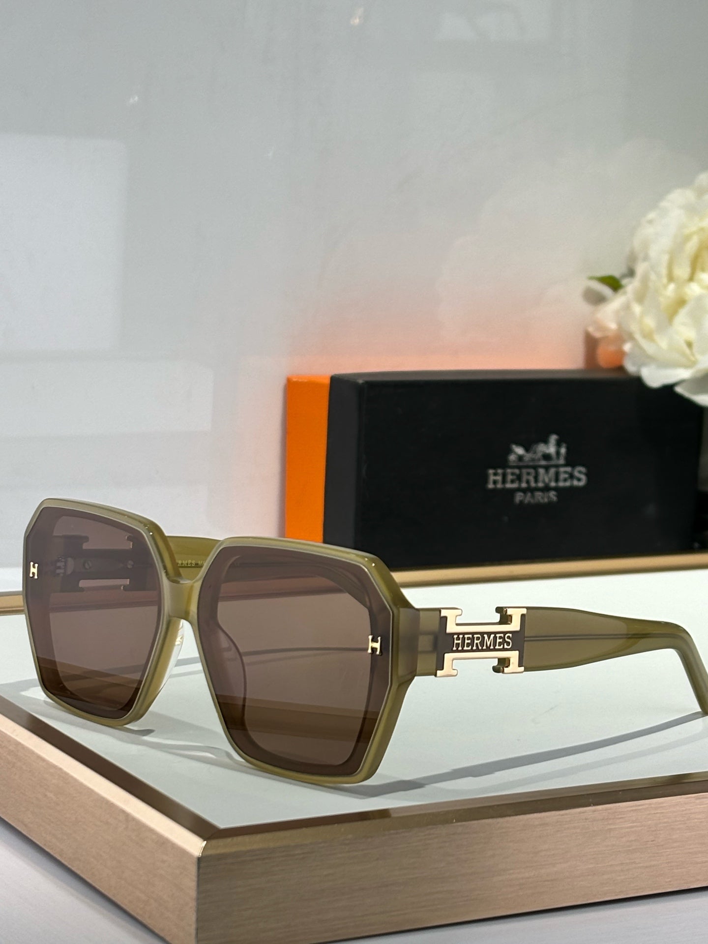 New trendy classic  lightweight and comfortable sunglasses