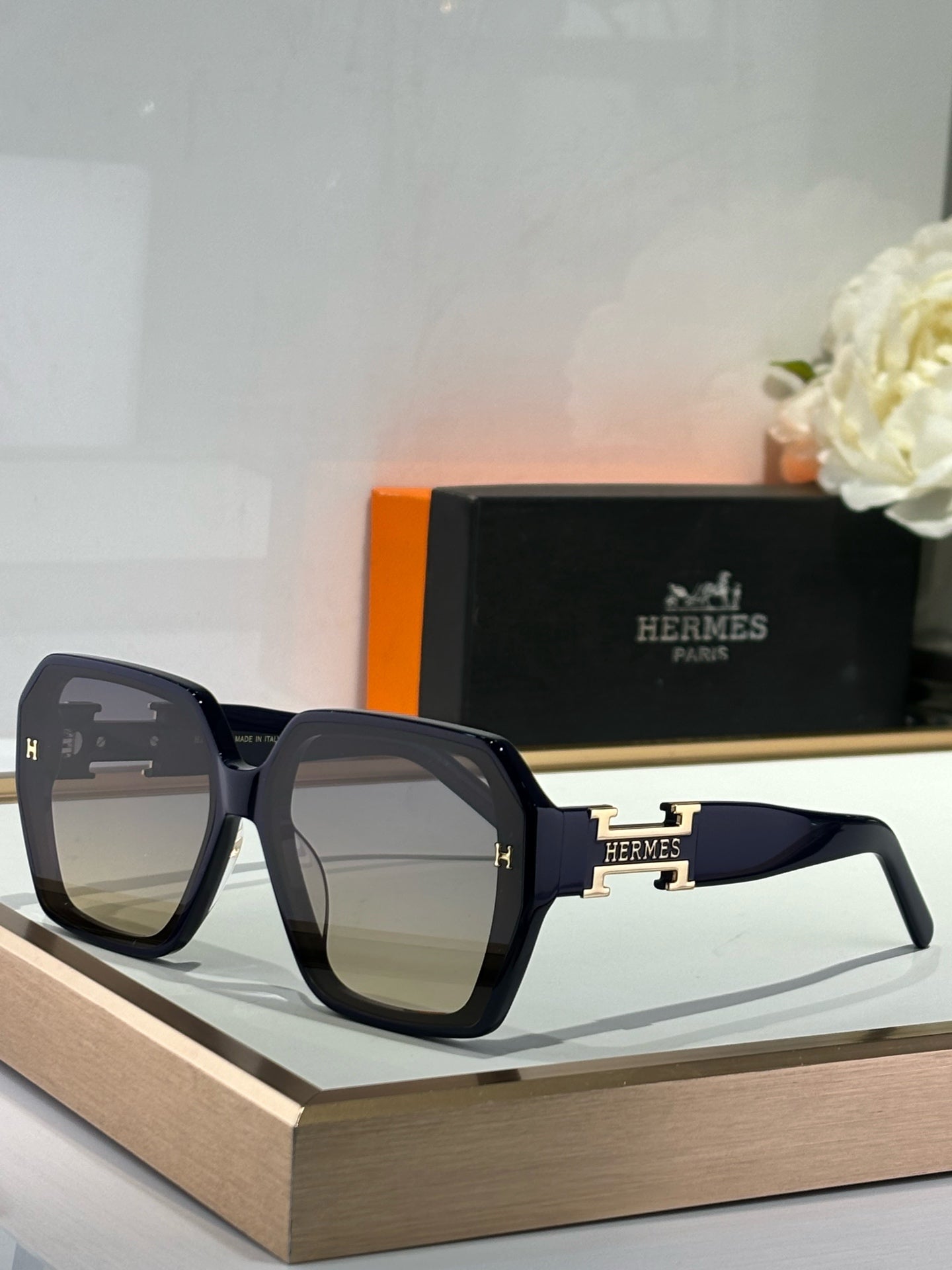New trendy classic  lightweight and comfortable sunglasses