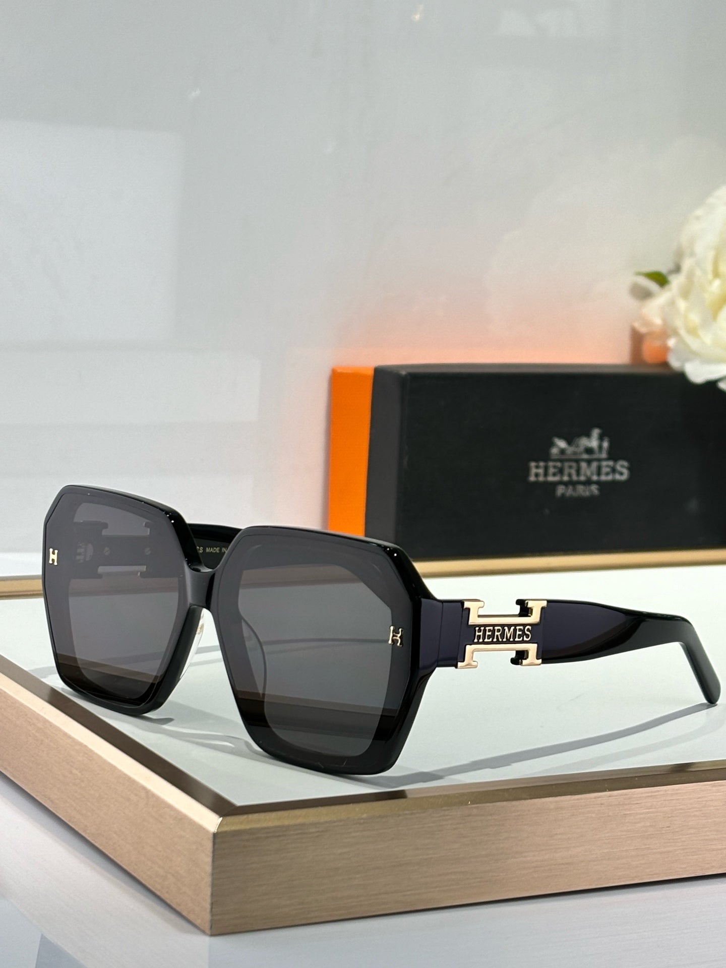New trendy classic  lightweight and comfortable sunglasses