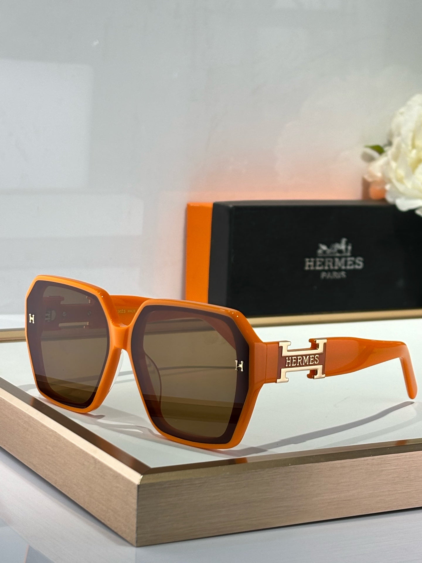 New trendy classic  lightweight and comfortable sunglasses