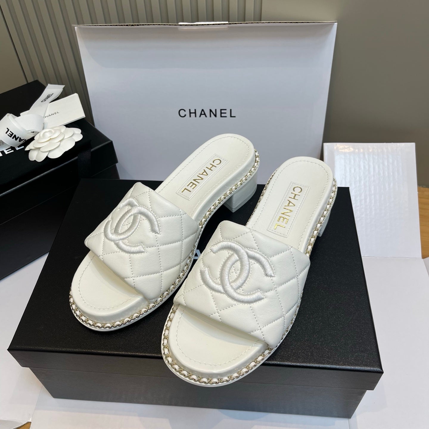 New luxury fashion Lingge Double C 𝐥𝐨𝐠𝐨 Medium Thick Heel Slippers 5cm