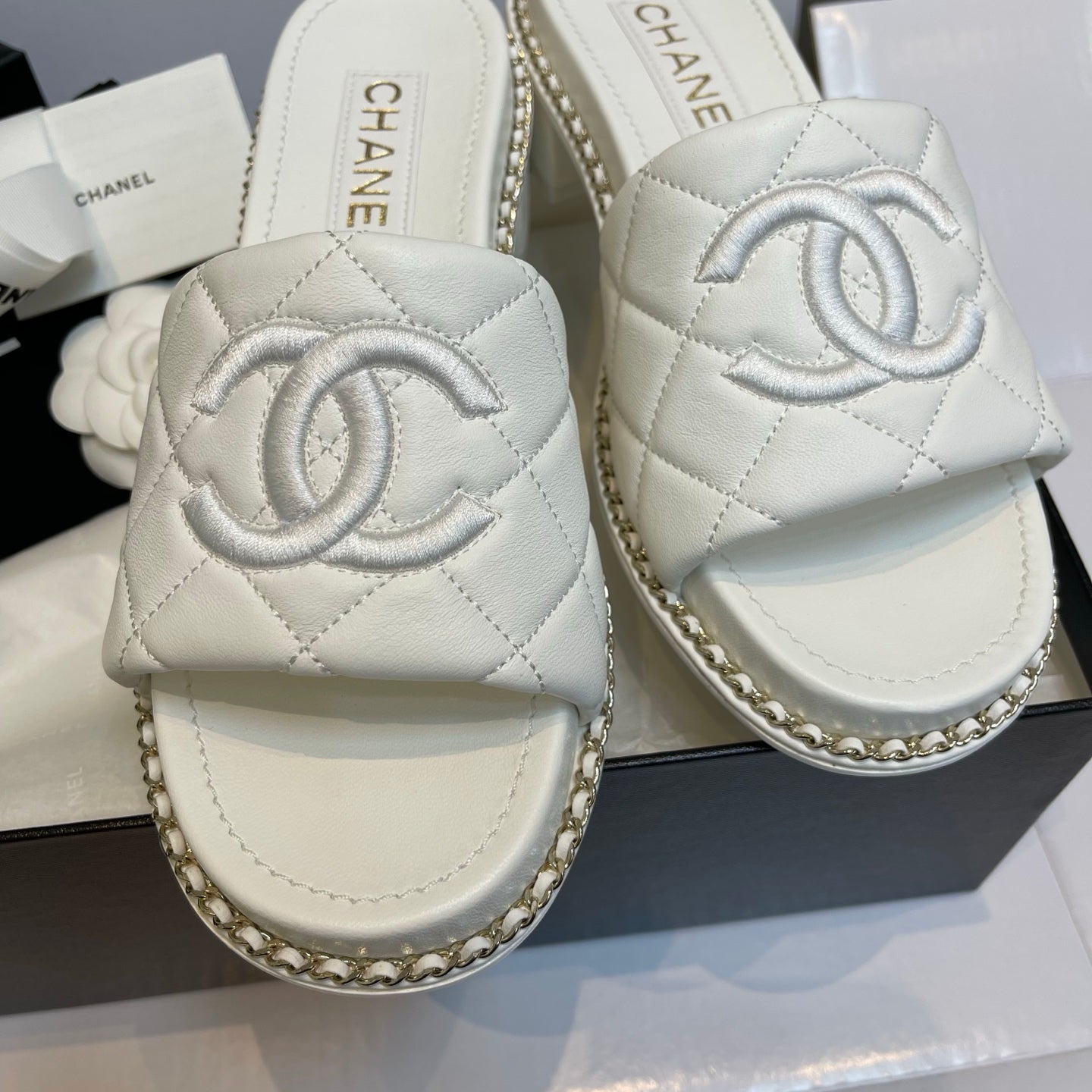 New luxury fashion Lingge Double C 𝐥𝐨𝐠𝐨 Medium Thick Heel Slippers 5cm