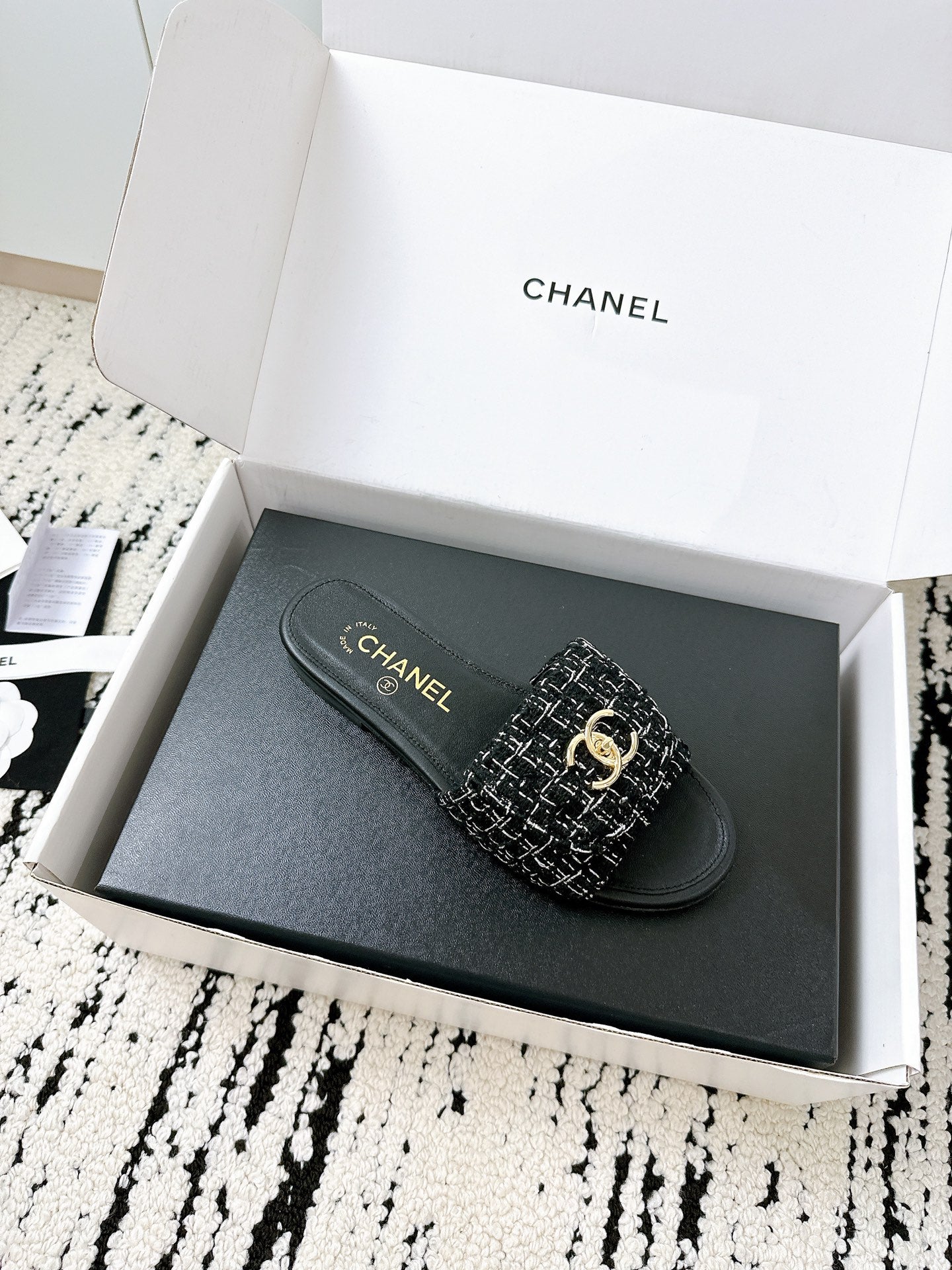 New luxury fashion Double C "logo" sandals