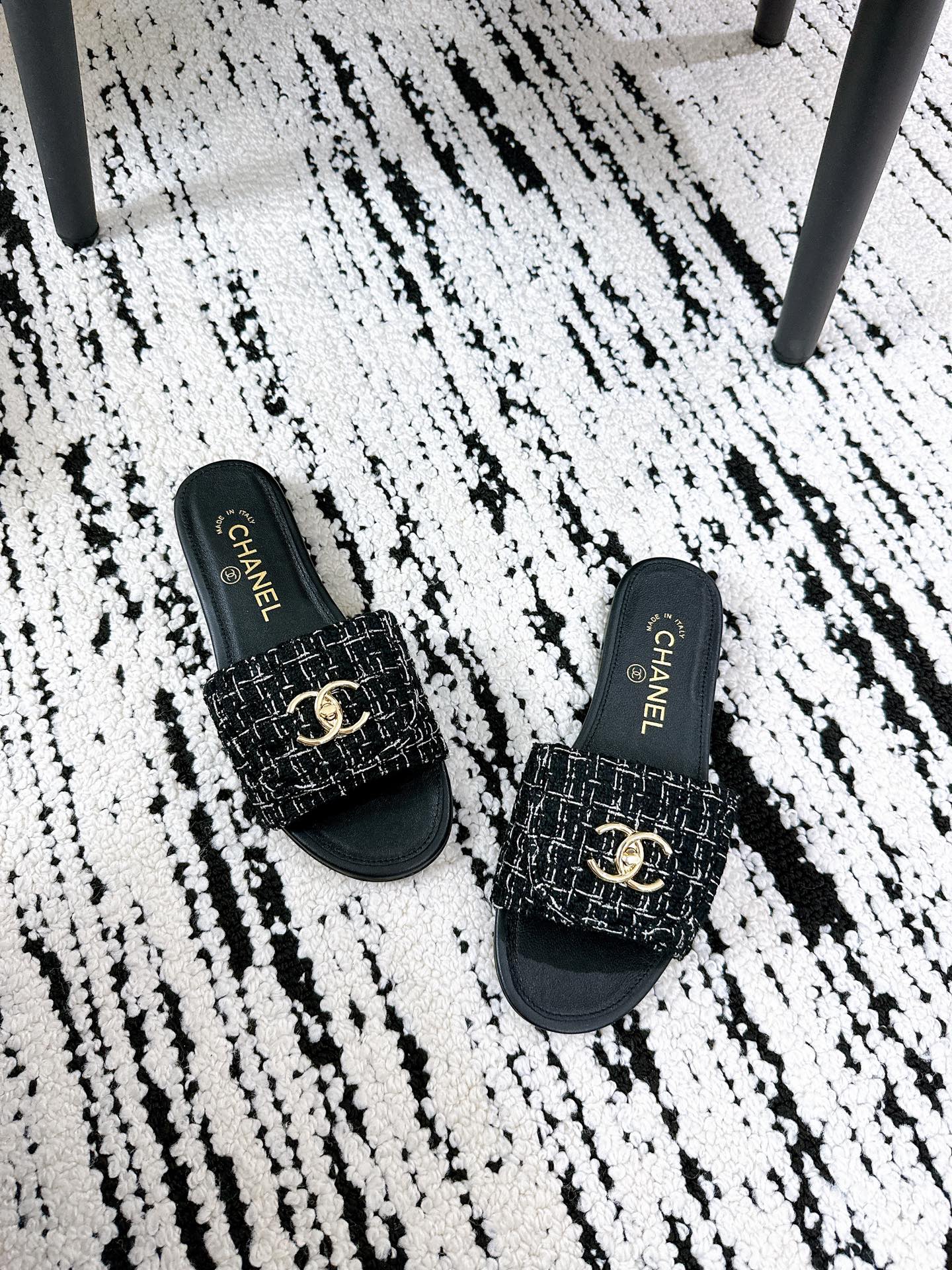 New luxury fashion Double C "logo" sandals