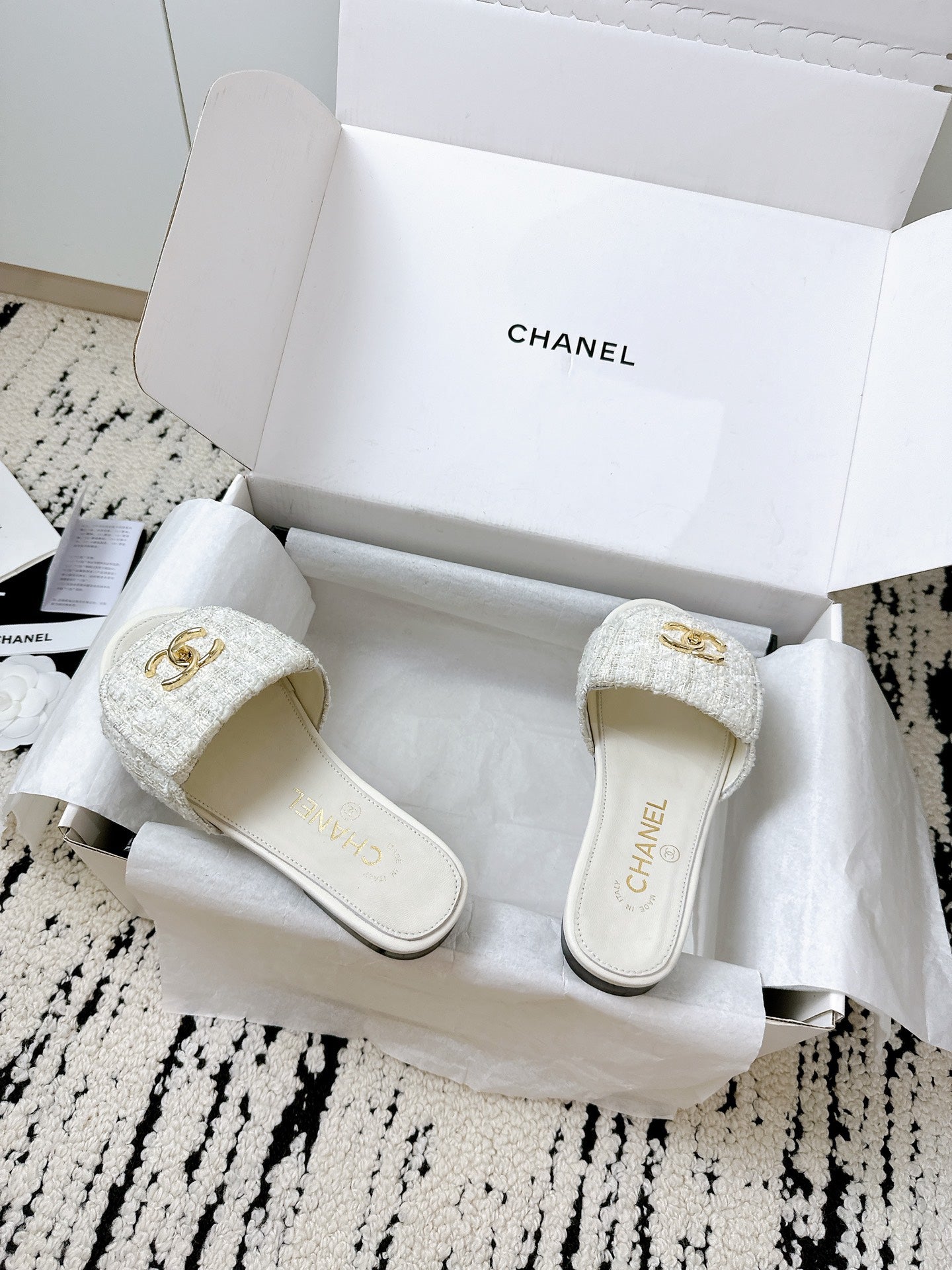 New luxury fashion Double C "logo" sandals