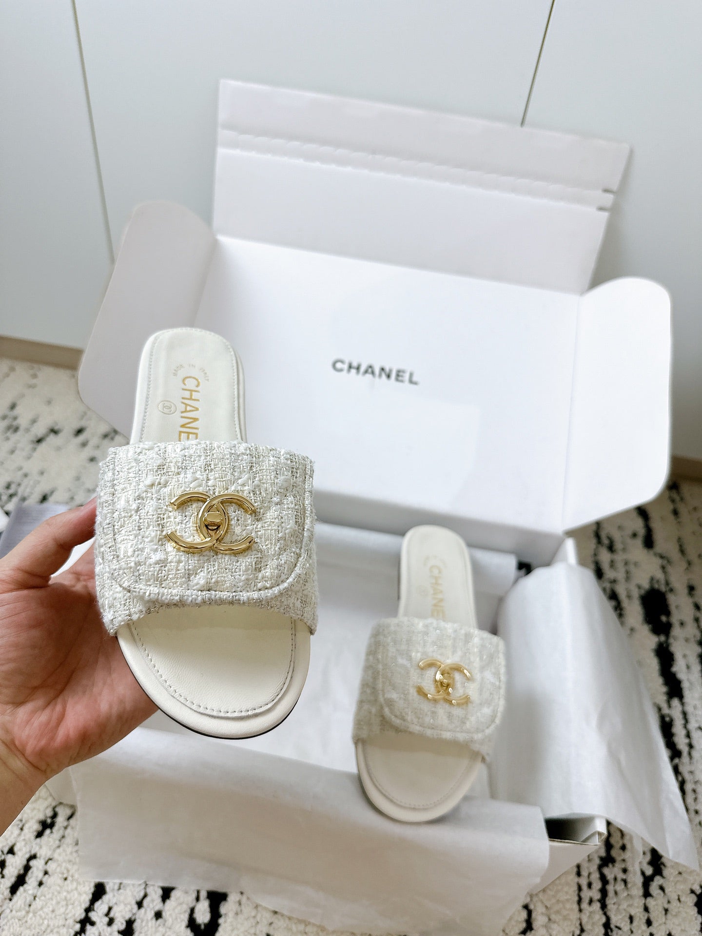 New luxury fashion Double C "logo" sandals