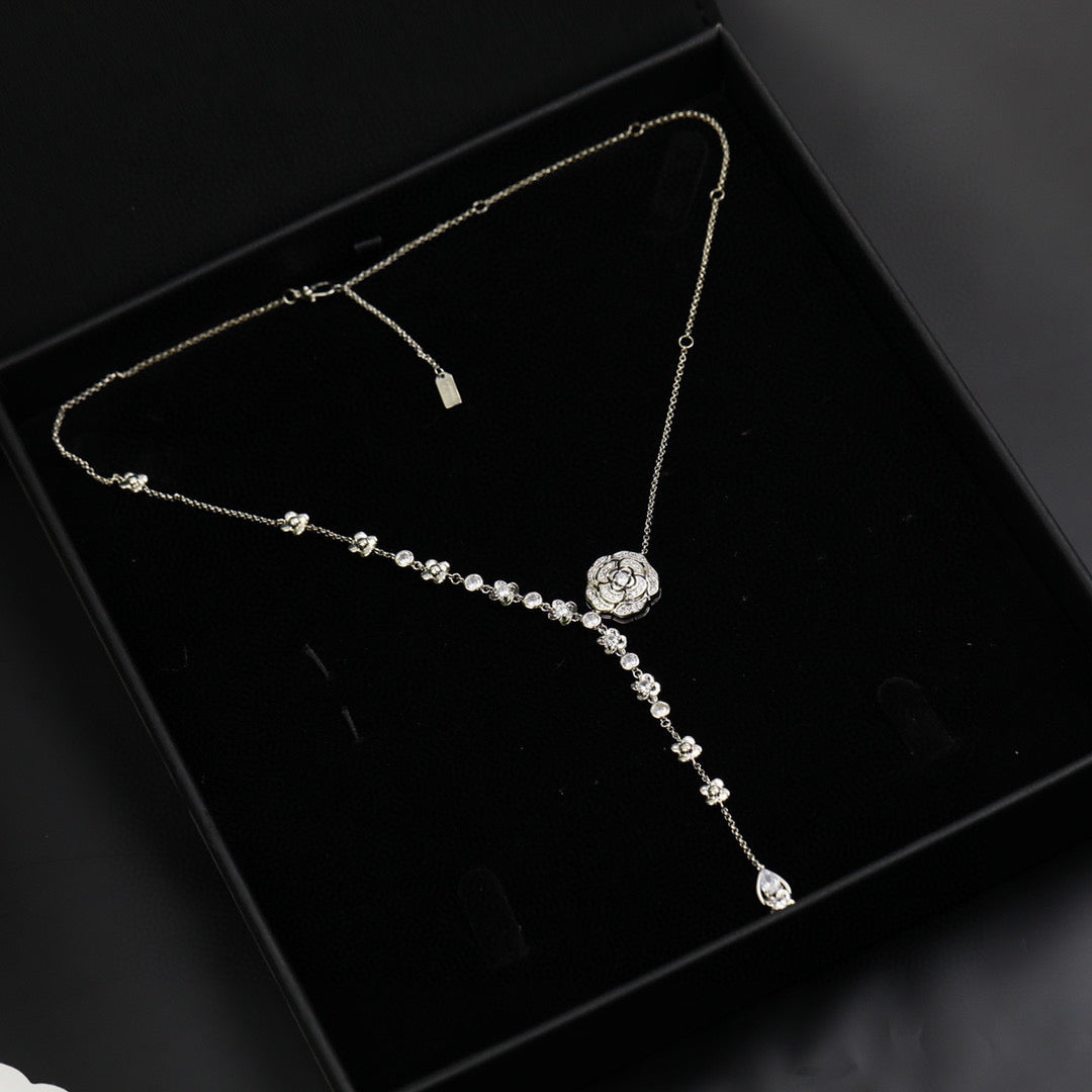 New Fashion Hollow out full diamond camellia Women's Necklace