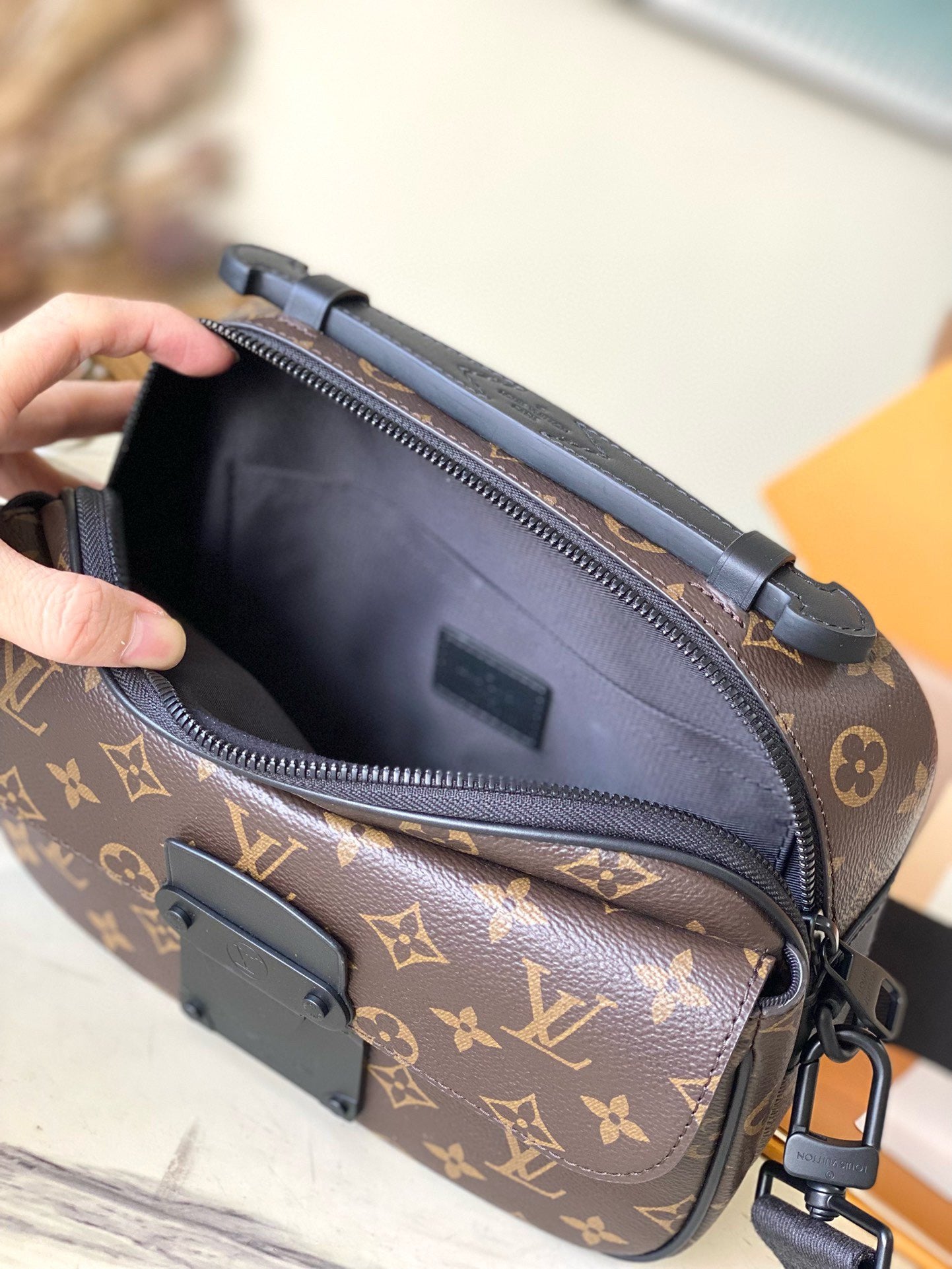 New  LOCK Men's Postman Bag