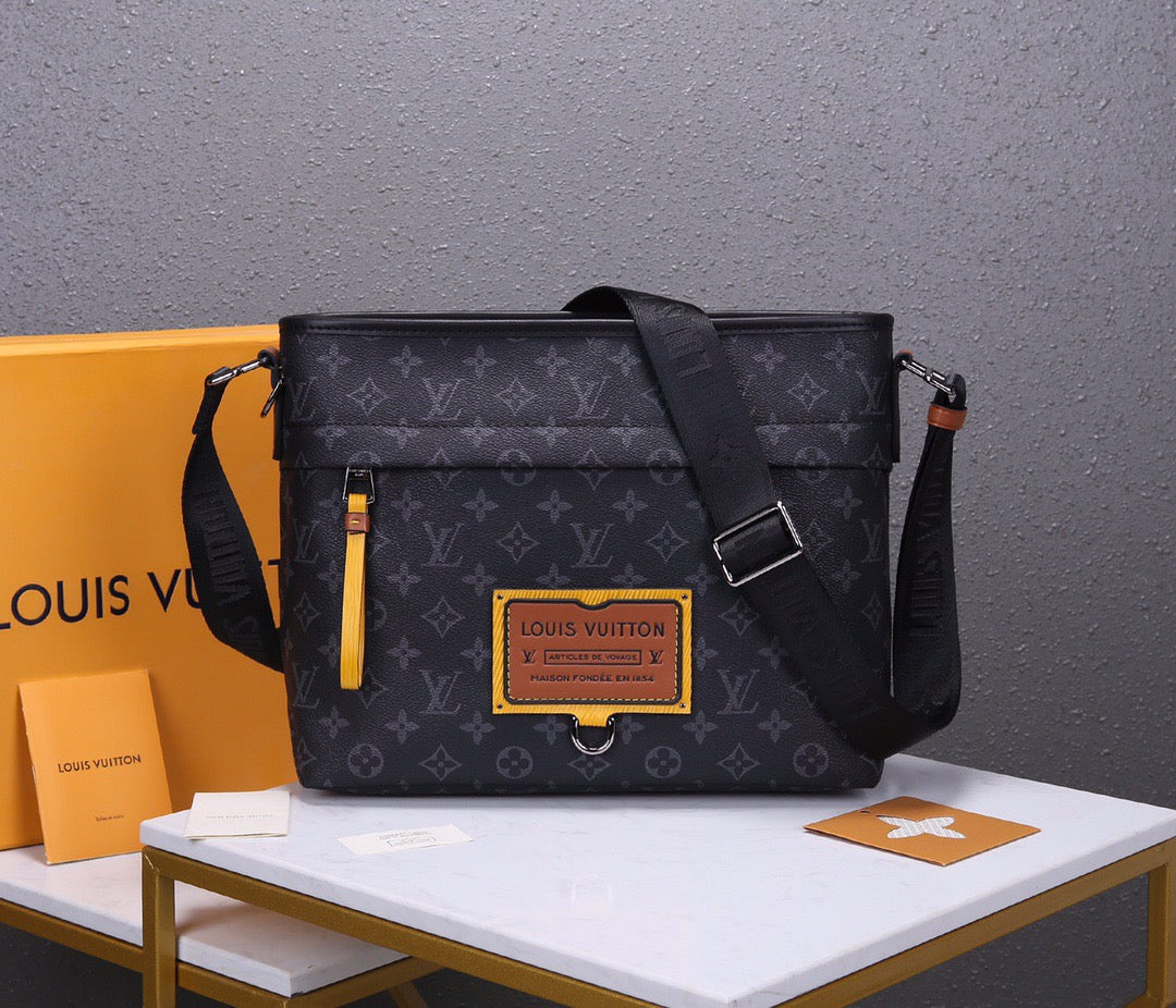 New Gaston labels men's mailman bag