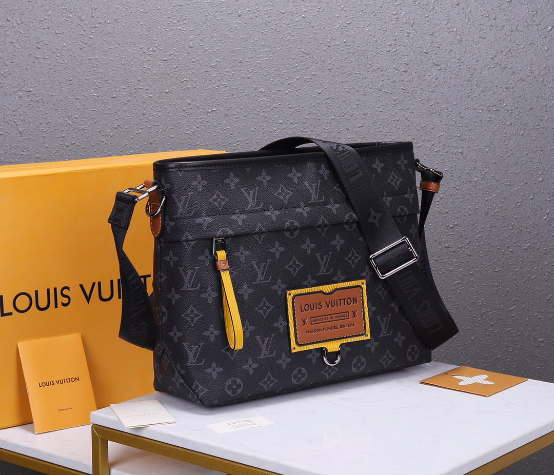 New Gaston labels men's mailman bag