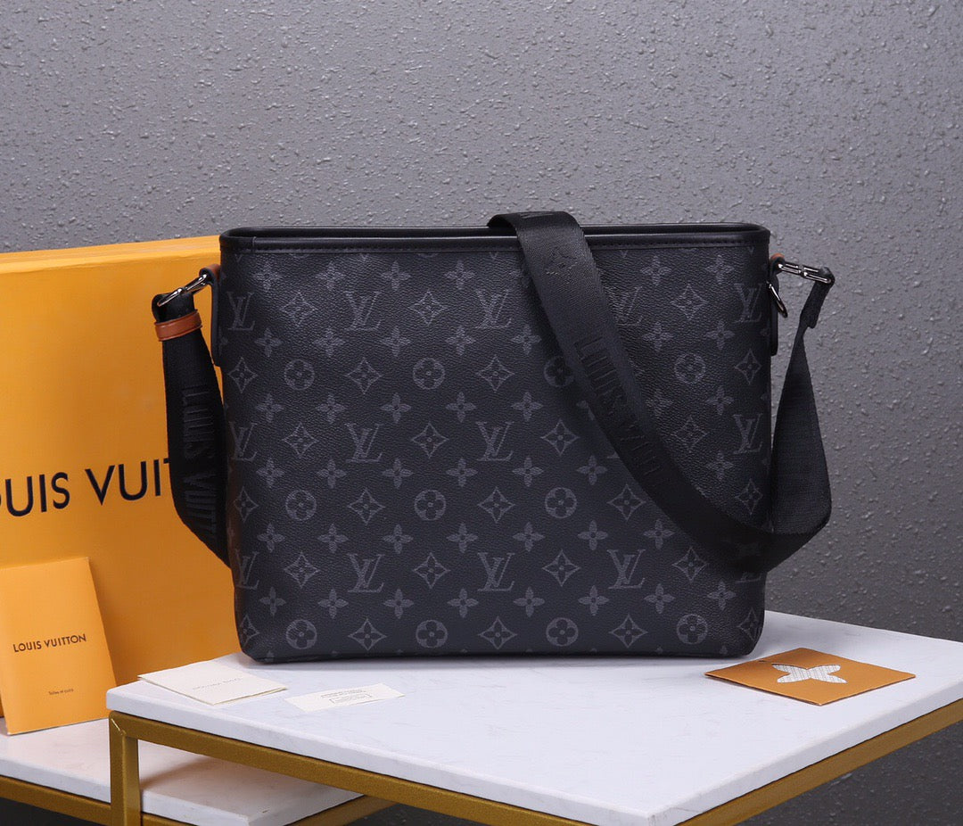 New Gaston labels men's mailman bag