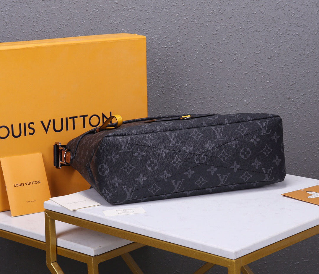 New Gaston labels men's mailman bag
