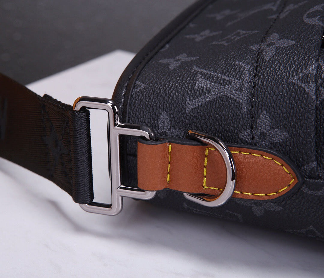 New Gaston labels men's mailman bag