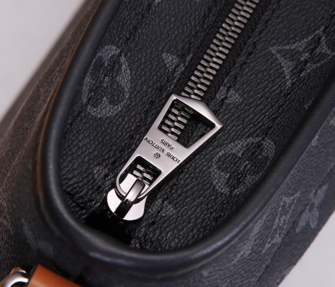 New Gaston labels men's mailman bag