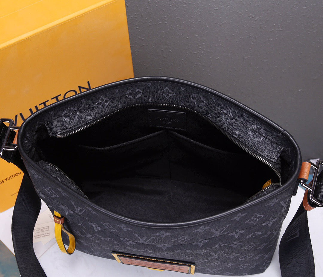 New Gaston labels men's mailman bag