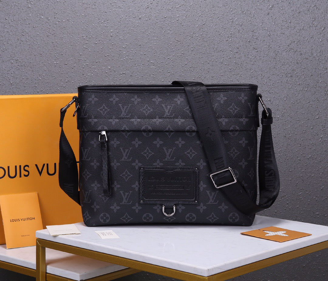 New Gaston labels men's mailman bag