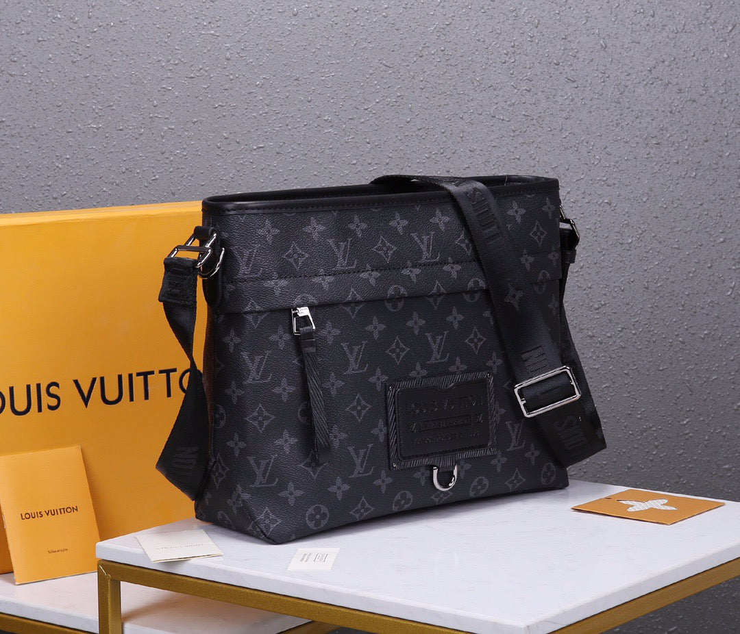 New Gaston labels men's mailman bag