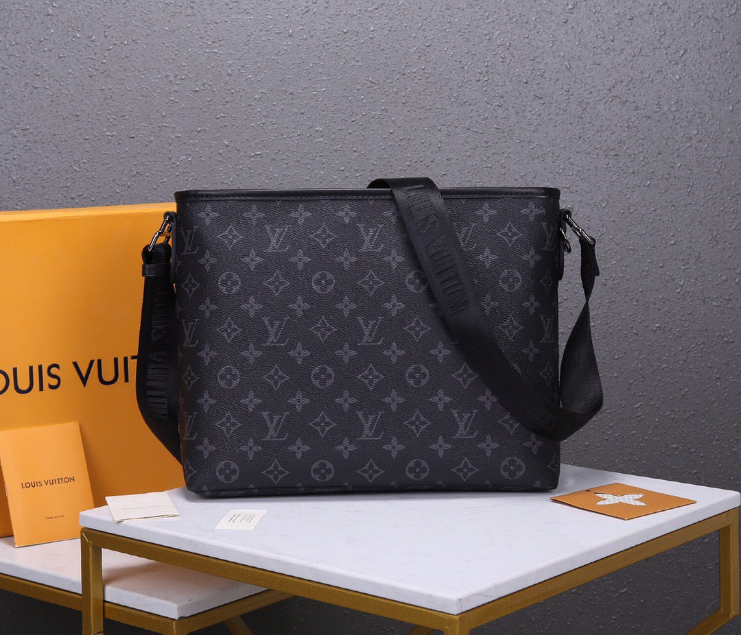 New Gaston labels men's mailman bag