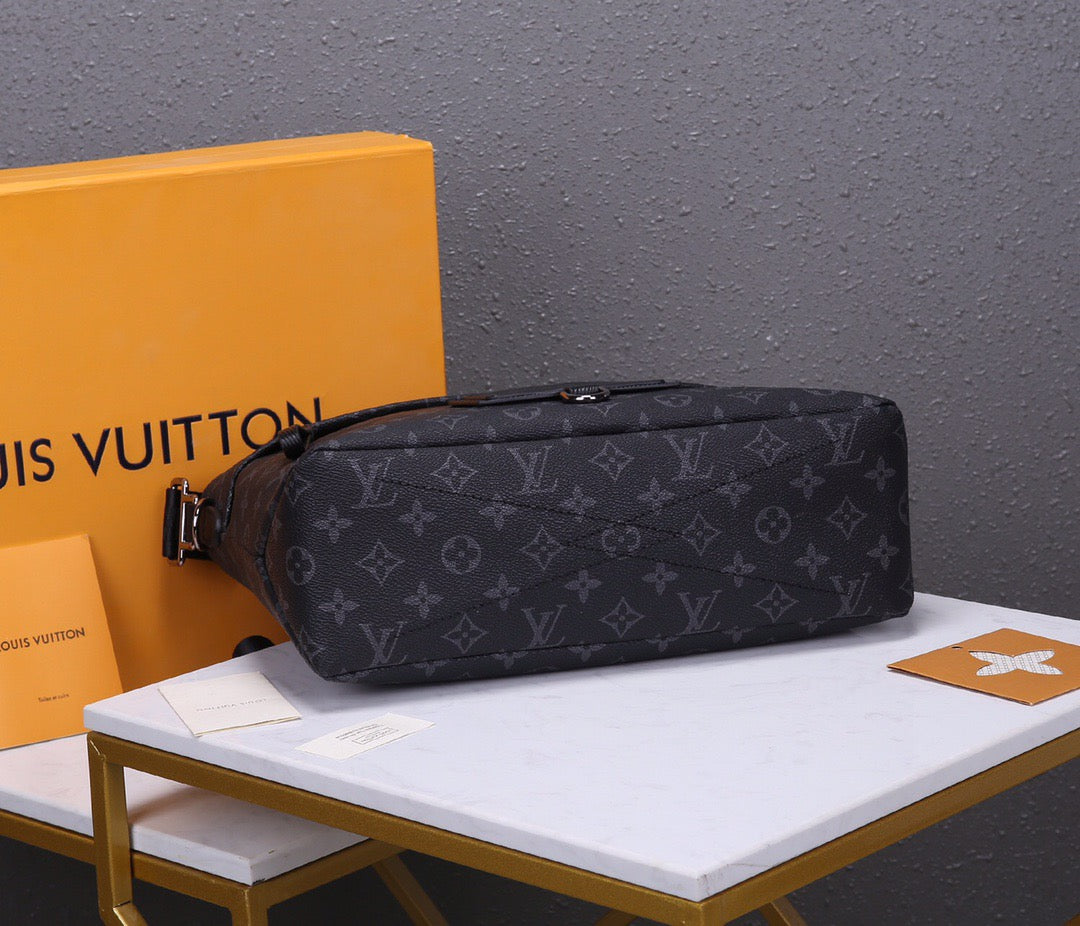 New Gaston labels men's mailman bag