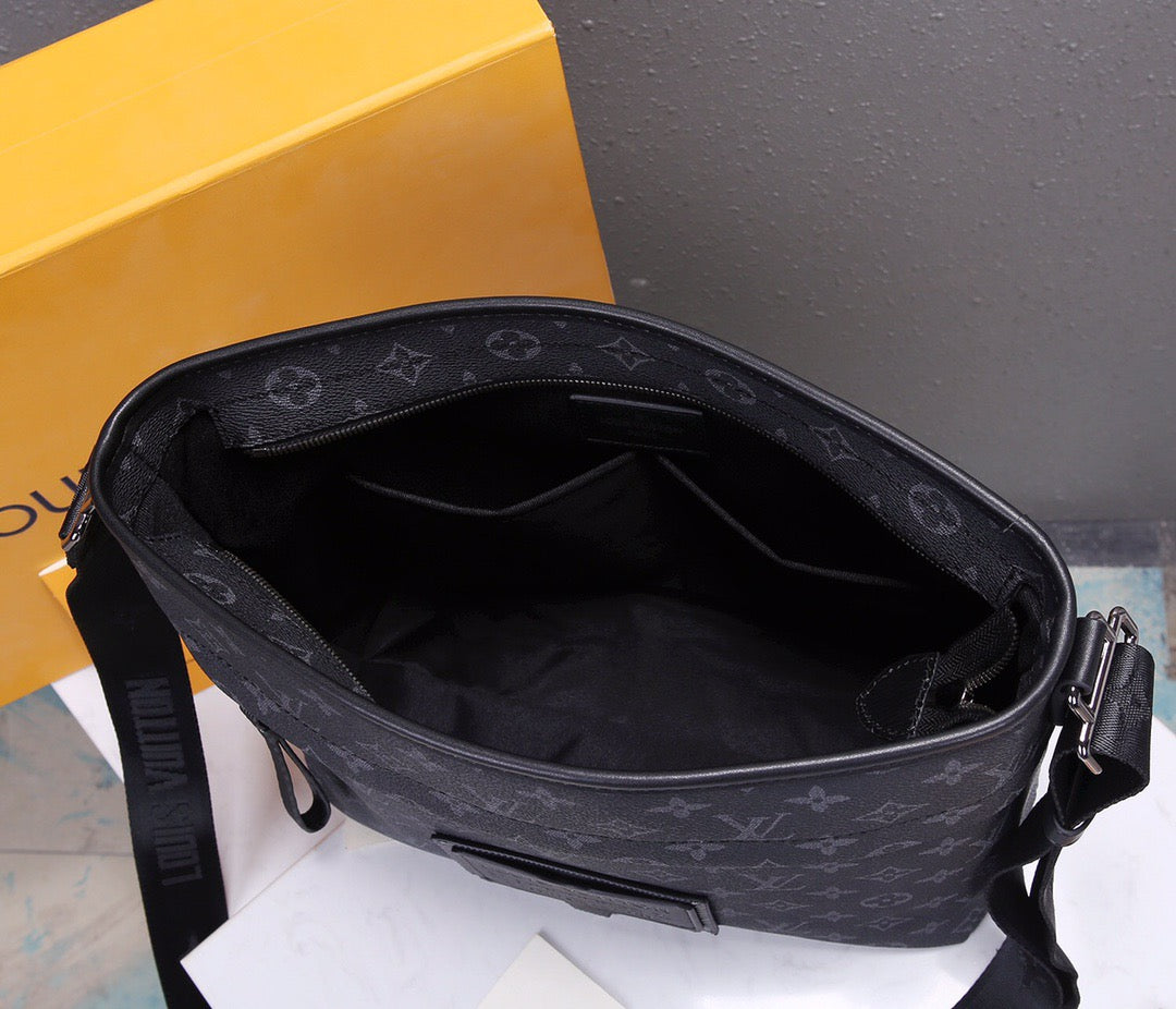New Gaston labels men's mailman bag