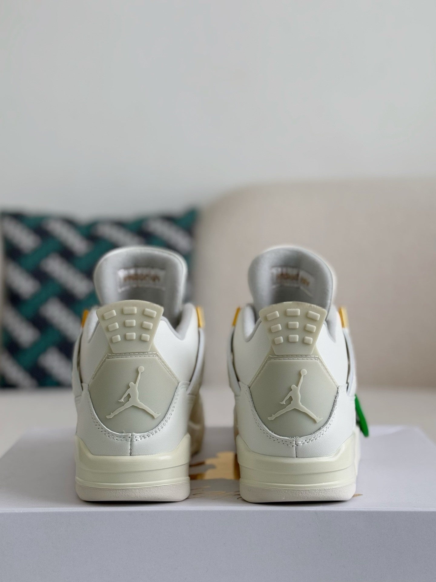 New Fashion 4 Retro kaws suede Iightweight wear-resistant non-slip mid-top1