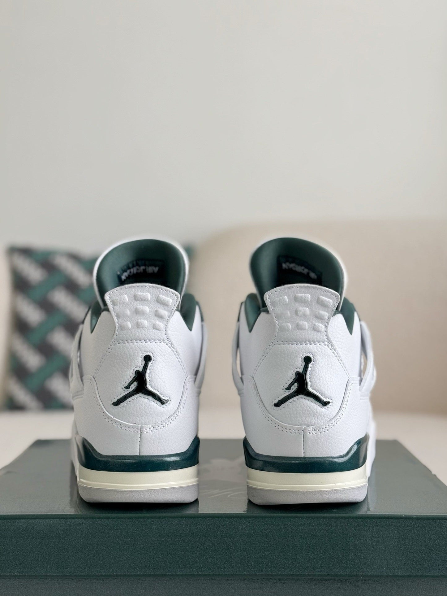 New Fashion Retro kaws suede Iightweight wear-resistant non-slip mid-top