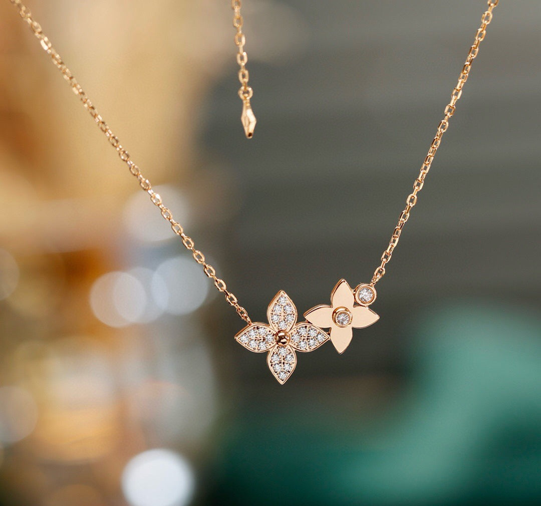New  Women's 18K Gold monogr@m Flower Chain