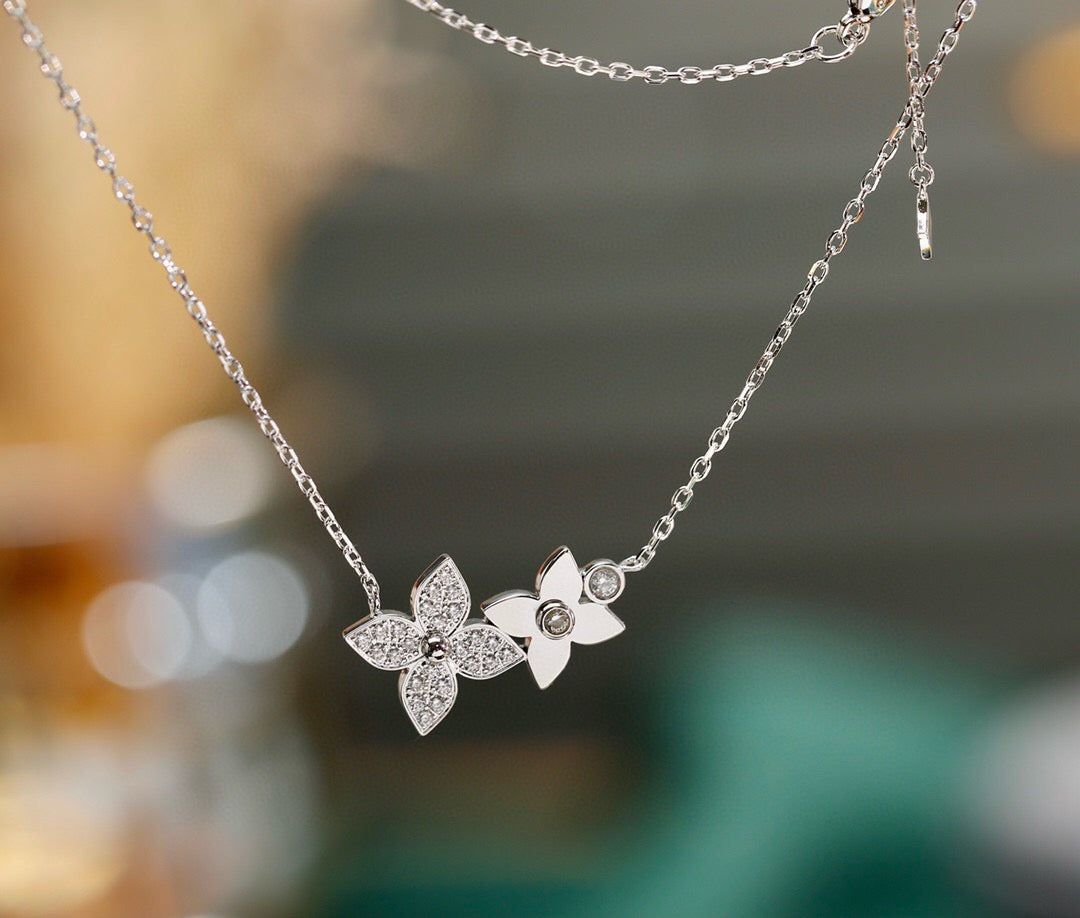 New  Women's 18K Gold monogr@m Flower Chain