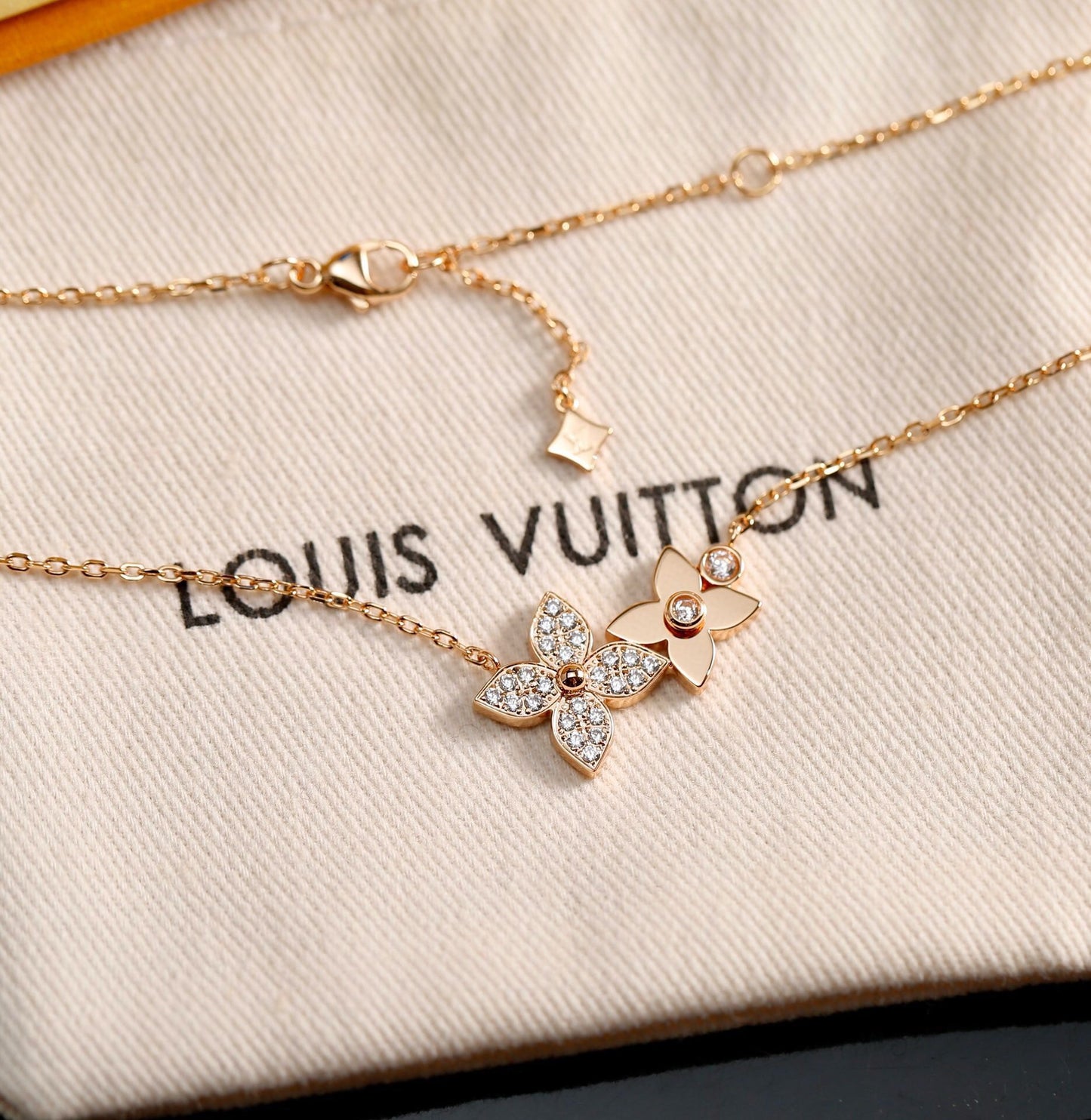 New  Women's 18K Gold monogr@m Flower Chain