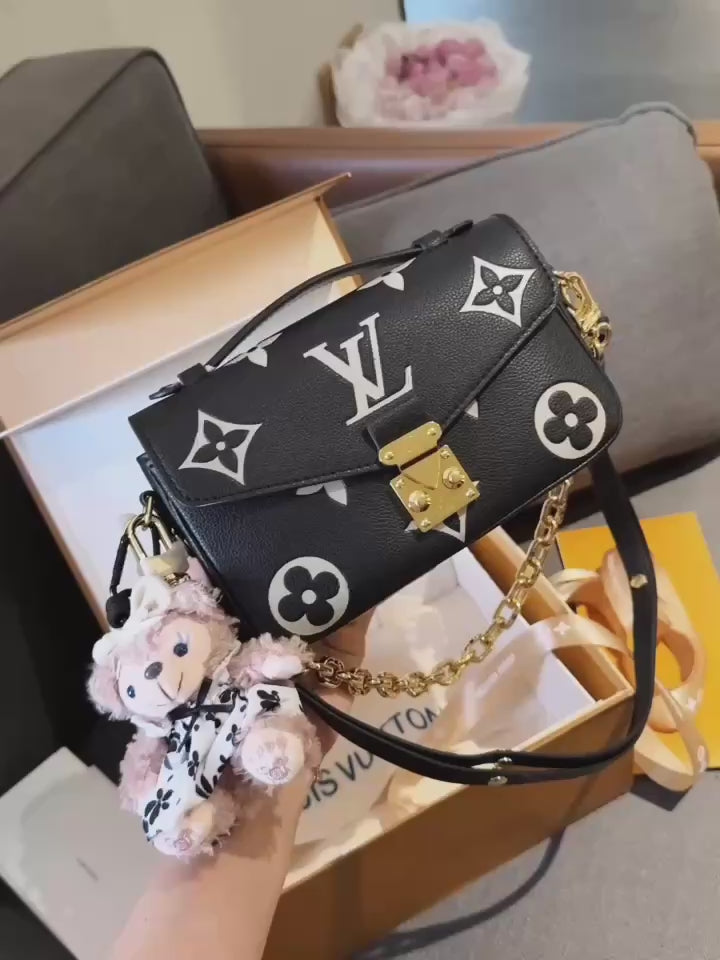 Louis vuitton pochette métis east west